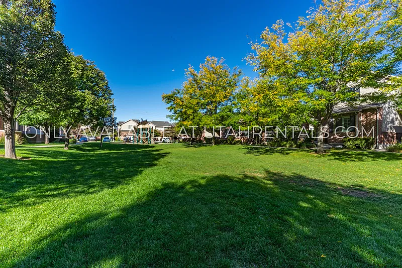 3 bed, 3.0 bath, 1350 sqft, $2,000 — Photo 3