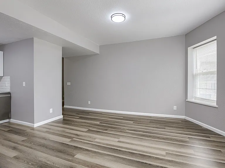 210 S 24th St #202 — Photo 4