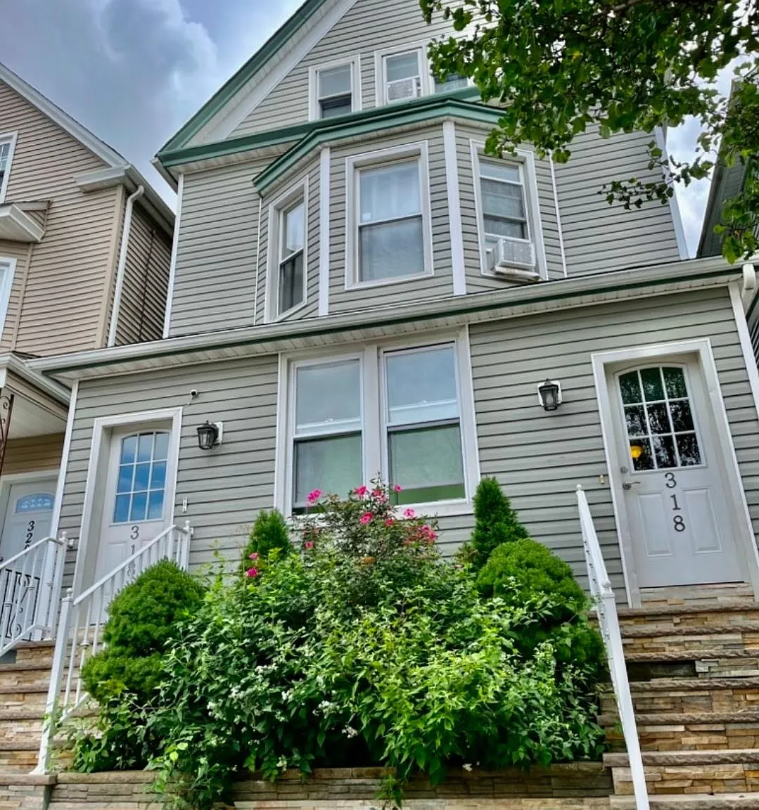 2 bed, 1.0 bath, $2,090 — Photo 1