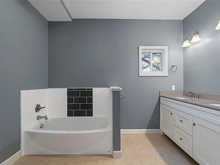 313 W 36th St — Photo 26