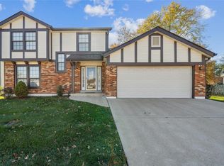 942 Oakwood Farms Ln, Ballwin, MO