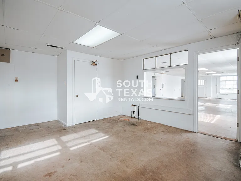305 N Laurent St — Photo 9