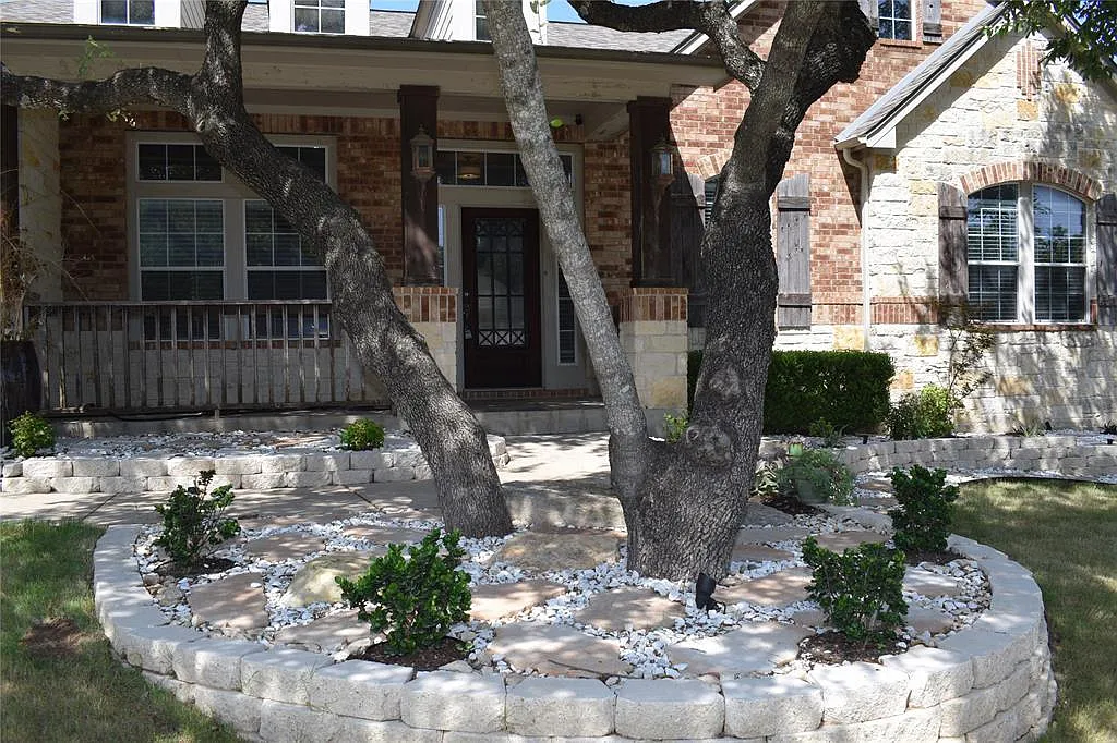3 bed, 2.0 bath, 2939 sqft, $3,300 — Photo 2