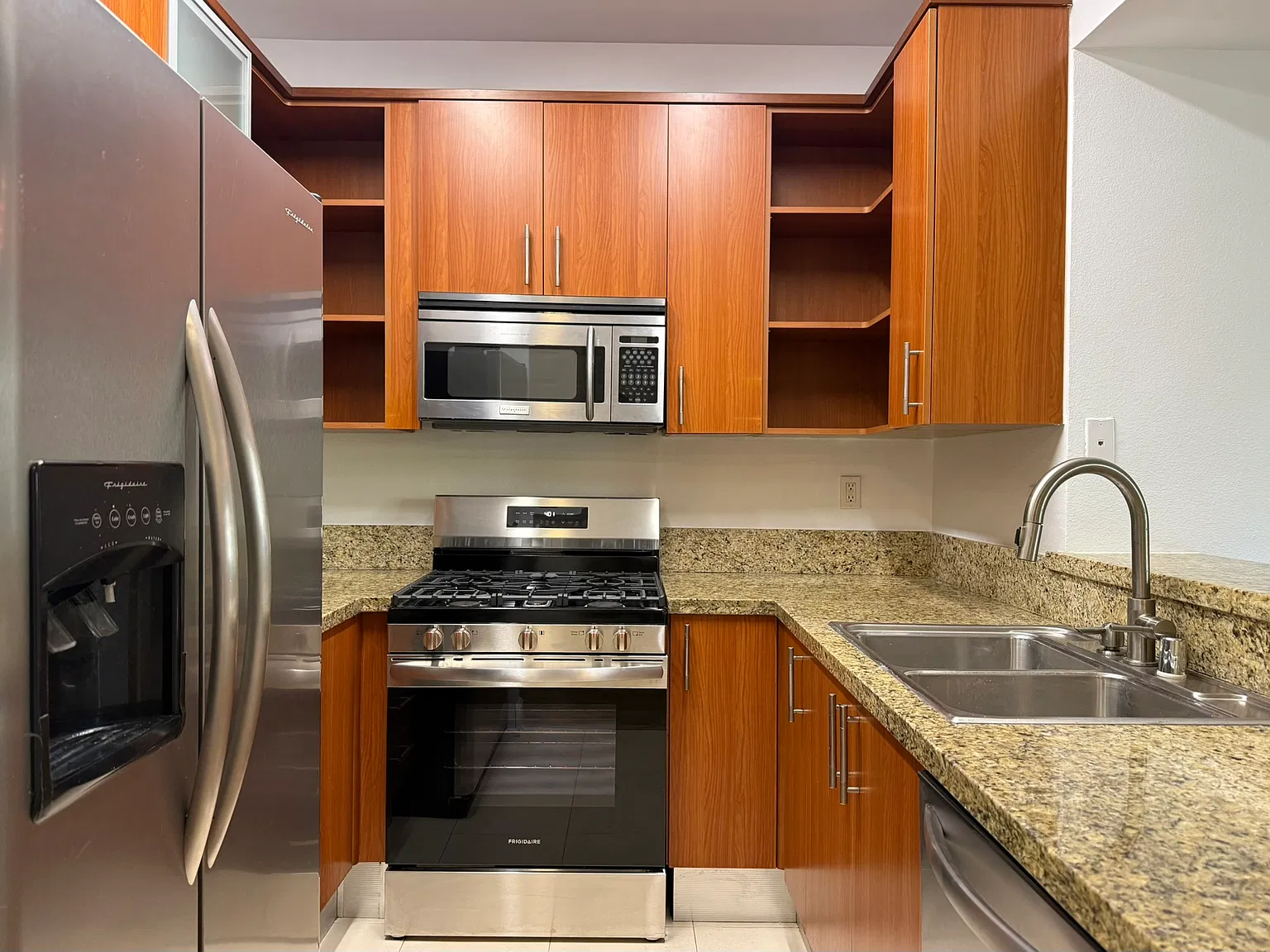 2 bed, 902 sqft, $2,750 — Photo 3