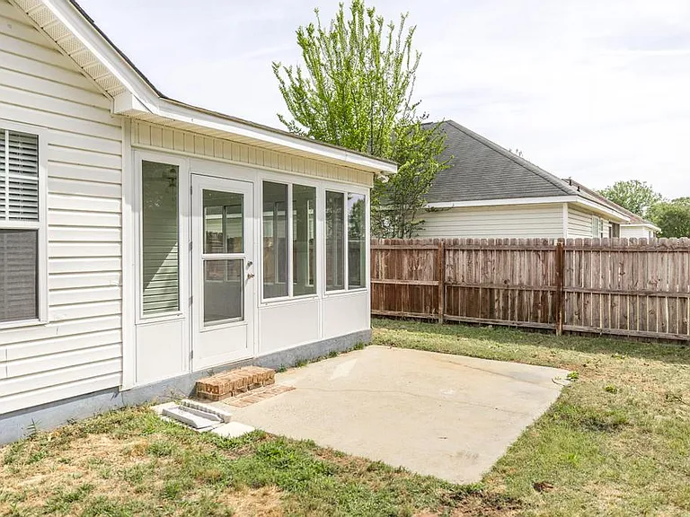 205 Wembley Dr — Photo 26