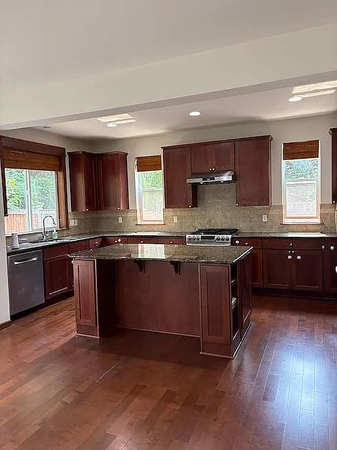 4 bed, 2.5 bath, 2832 sqft, $4,100 — Photo 4