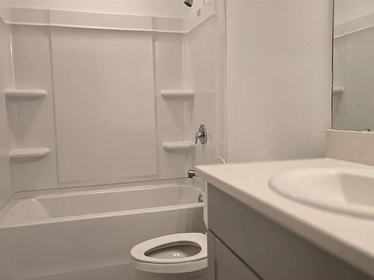 2220 Portrait St — Photo 9