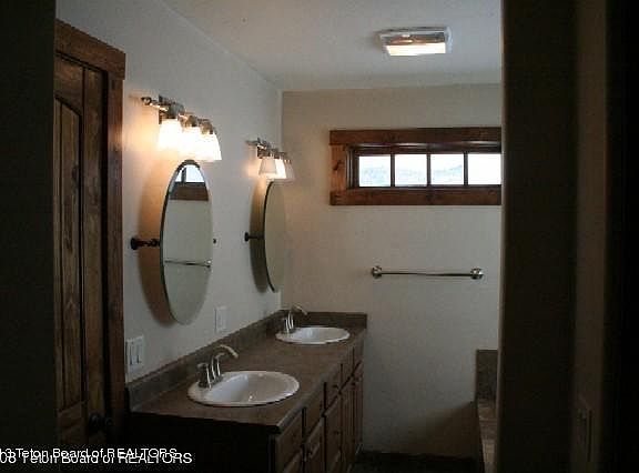 5th image of 301 Kara St