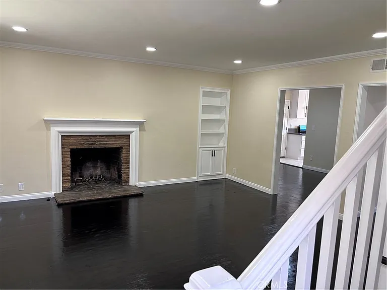 4565 E Carson St — Photo 2
