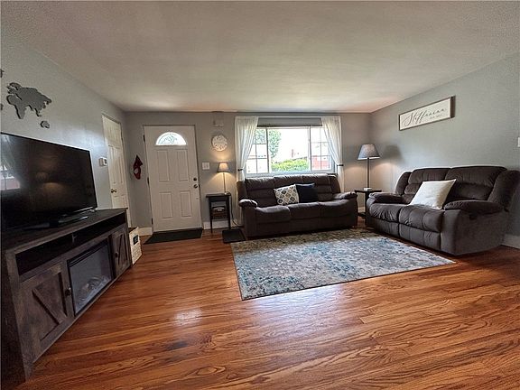 3rd image of 167 Elmwood Dr