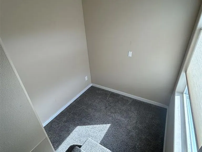 211 Baker St — Photo 16