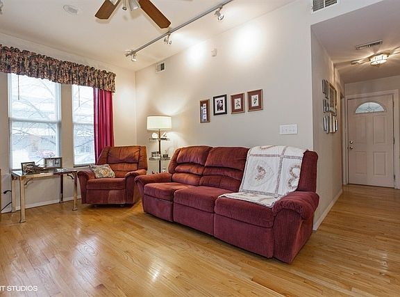 3rd image of 3949 N Saint Louis Ave #1