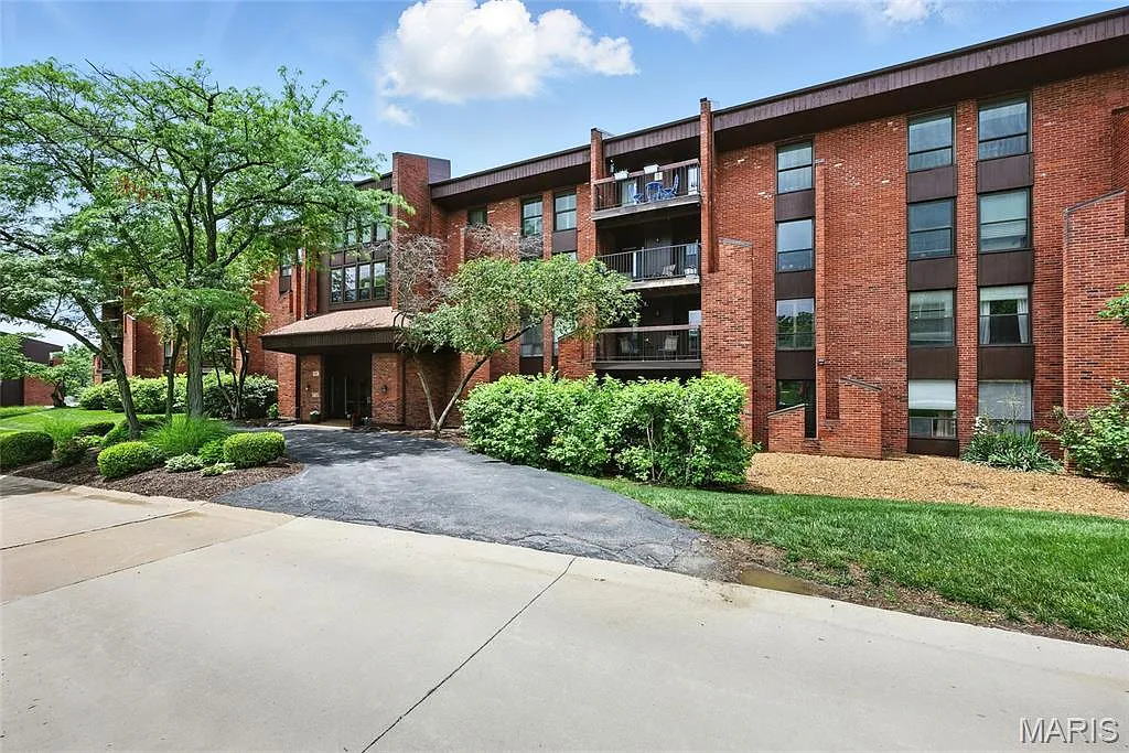 585 Coeur De Royale Dr APT 203 photo 1
