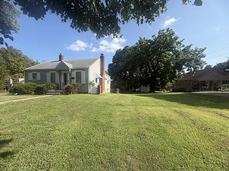 515 W Southside Blvd — Photo 2