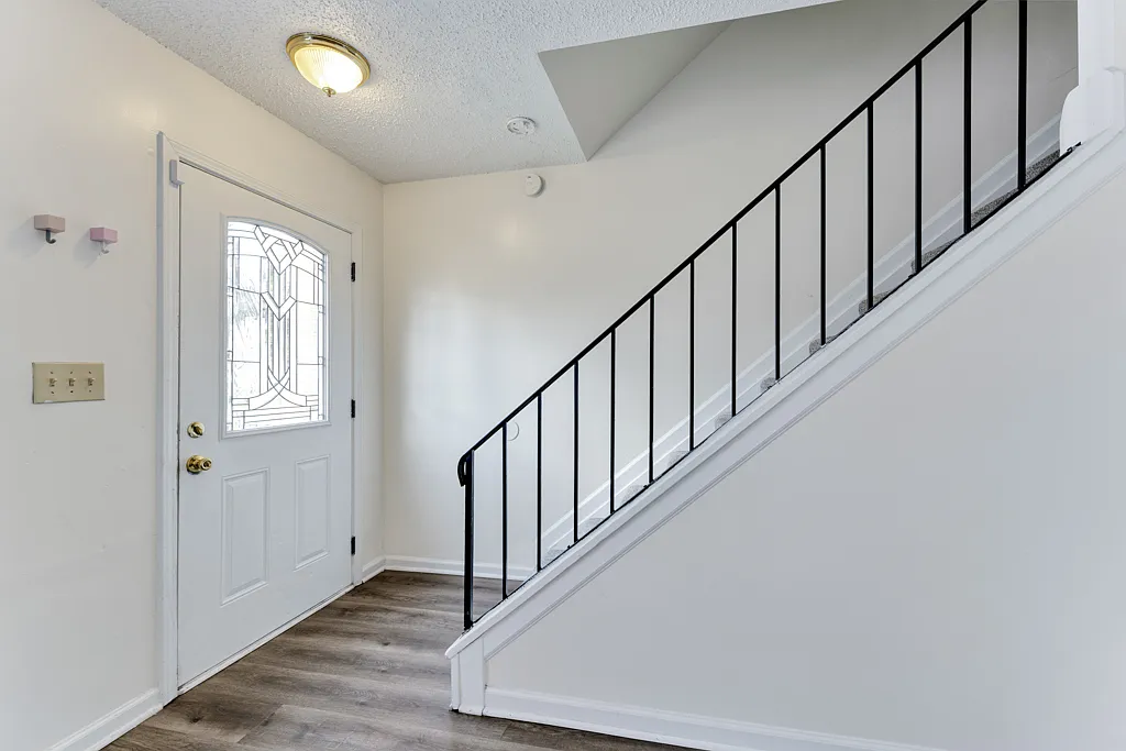 2 bed, 1.5 bath, 1200 sqft, $1,895 — Photo 2