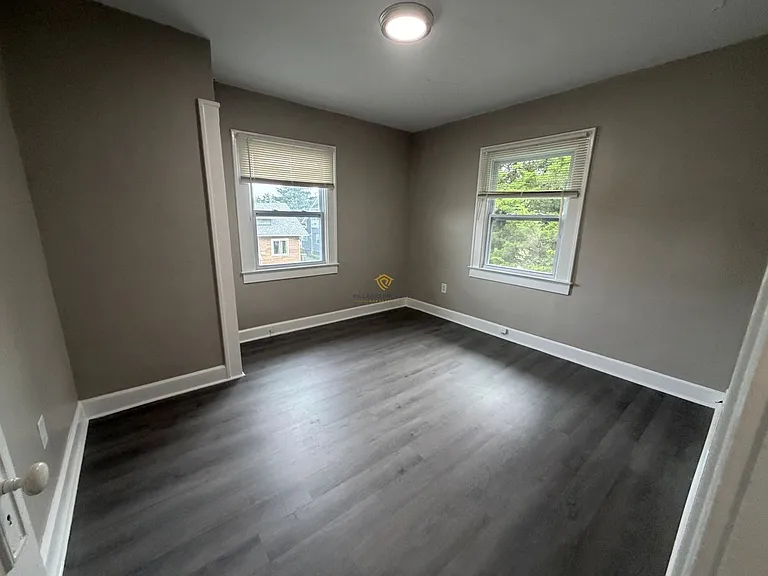 445 W 25th St — Photo 9
