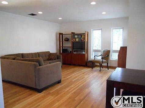 5th image of 14322 Emelita St