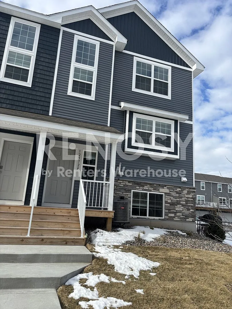 Spacious 3 Bed, 2.5 Bath Townhome in a Great Location — Photo 1