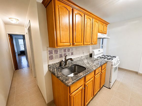 5th image of 2847 46th St APT 3R