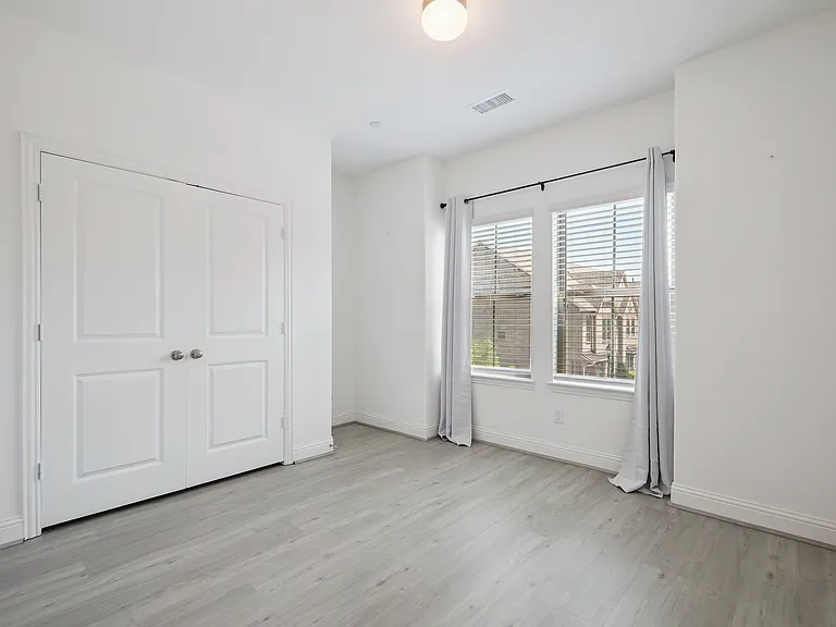 4261 Shavano Dr — Photo 12