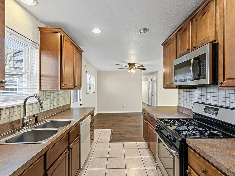 1001 Altamont Dr — Photo 13