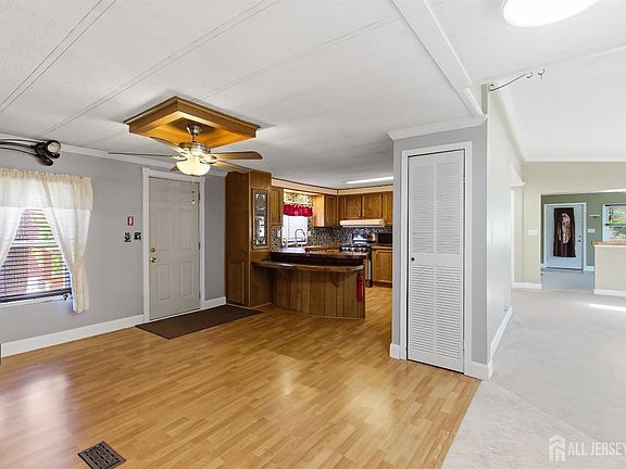 5th image of 8 Longfellow Rd