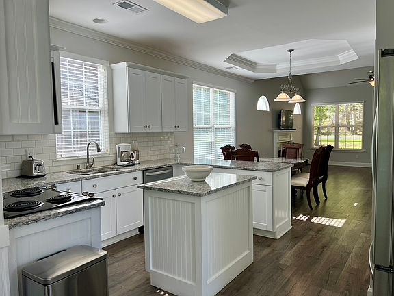 Open kitchen concept and fully equipted.