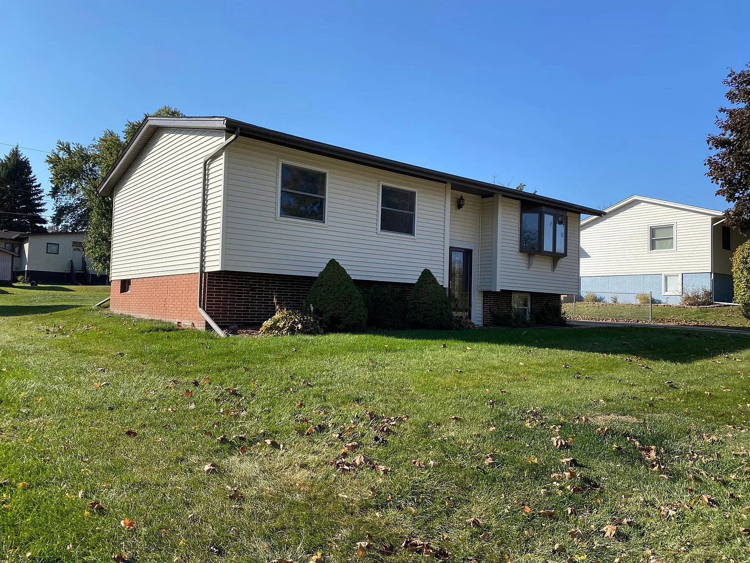 1795 Kings Dr — Photo 1