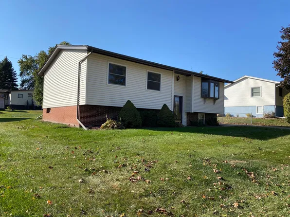 1795 Kings Dr, Bettendorf, IA 52722