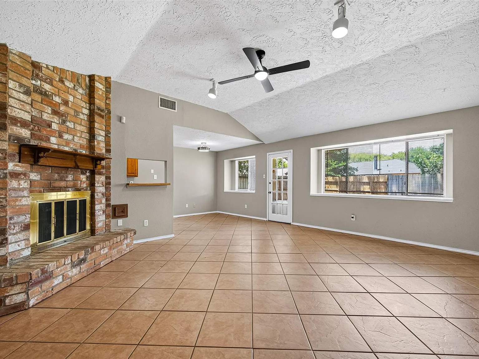 3 bed, 2.0 bath, 1318 sqft, $1,800 — Photo 4