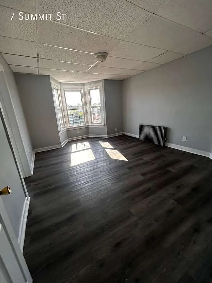 4 bed, $3,000 — Photo 1