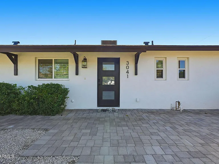 3041 E Elm St — Photo 3