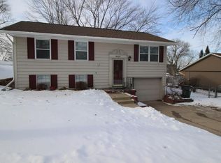 4425 White Pine Dr NE, Cedar Rapids, IA 52402