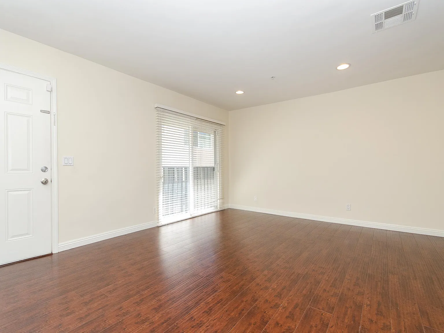 2 bed, 860 sqft, $3,399 — Photo 4