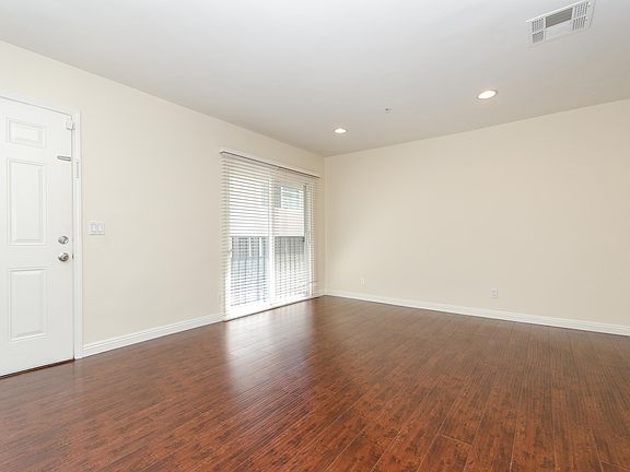4th image of 2737 Montrose Ave #105