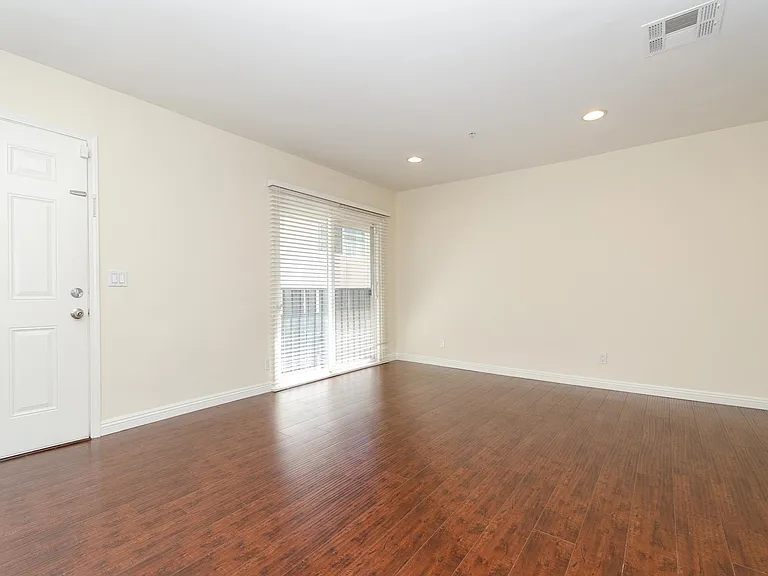 2737 Montrose Ave #105 — Photo 4