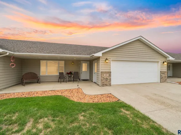 207 W 5th St Unit 103, Hartford, SD 57033