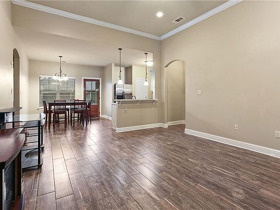 3rd image of 676 Montmartre St