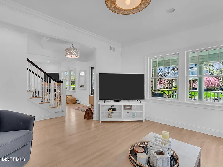112 Sylvania Ave — Photo 13