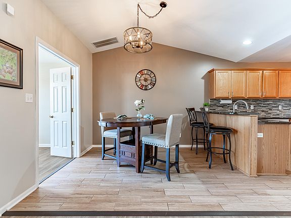 4th image of 1026 N Woodlawn Ave
