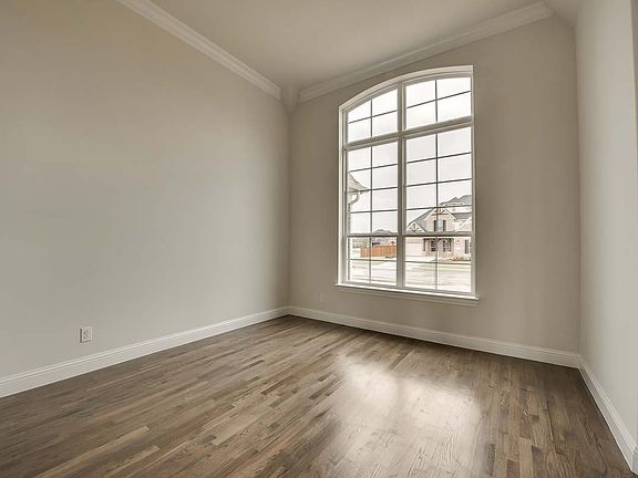 5th image of 216 Columbine Dr