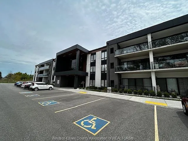 140 Main St E #203 — Photo 2