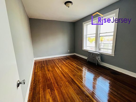 3rd image of 86 Willoughby St #2A