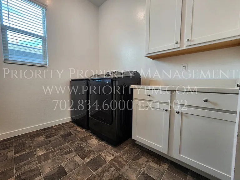 684 Sunray Park St — Photo 4