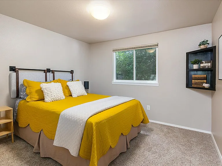 Bedroom 2 w/ Queen Bed and Full Closet (2nd floor)