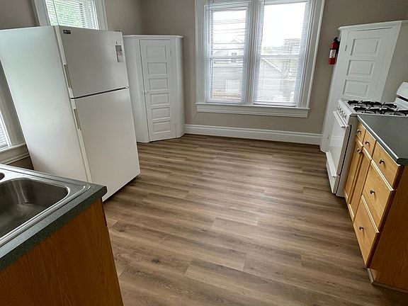 2nd image of 608 High St APT B