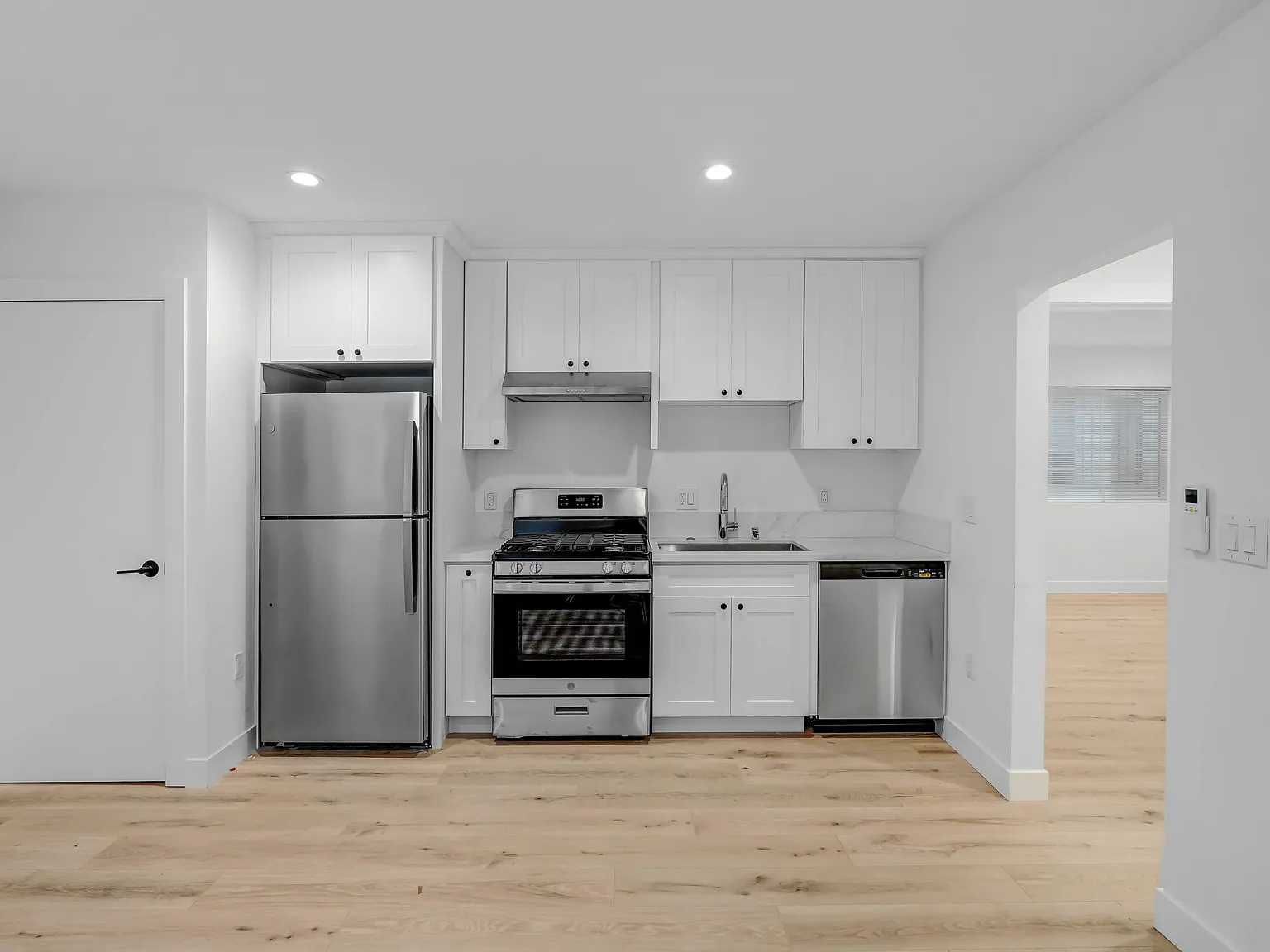 2 bed, 800 sqft, $2,700 — Photo 3