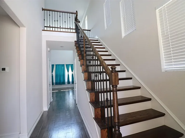 1422 Bellingham Ln — Photo 18