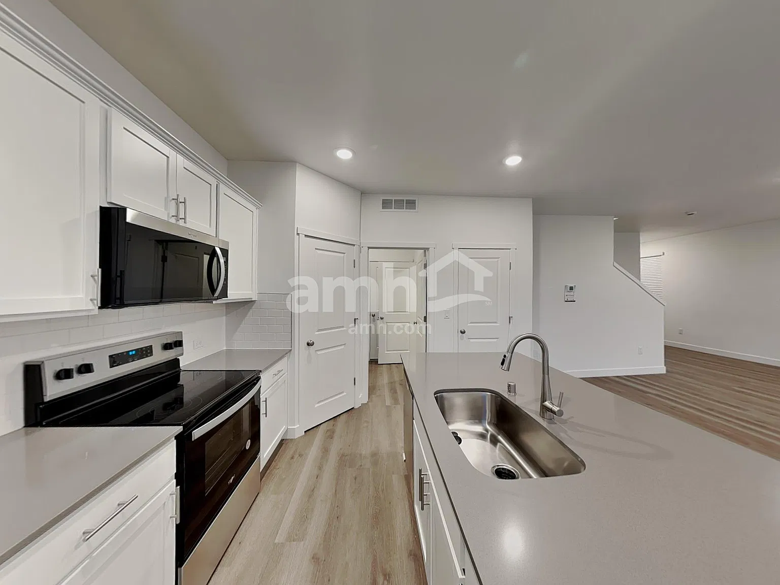 3 bed, 2.5 bath, 1691 sqft, $3,490 — Photo 3