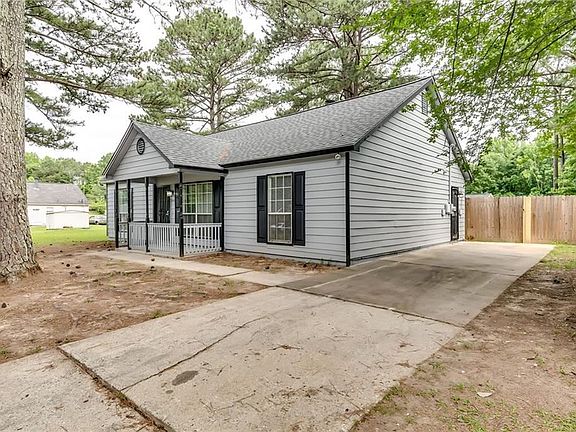 2nd image of 2755 Sapphire St